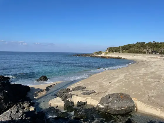 中間浜海水浴場を左折してすぐ