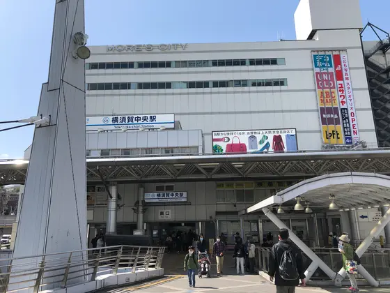 駅前広場に集合