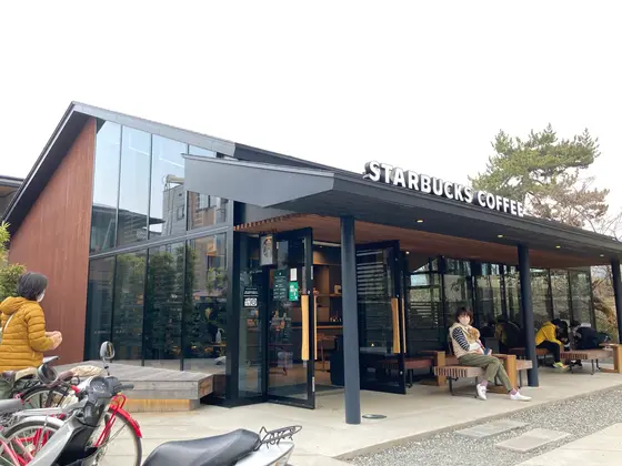 京都らしい和とシックでモダンな建物が妙にマッチ