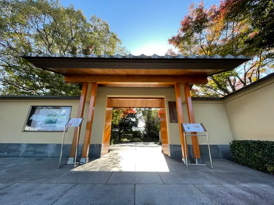 立派な門の先は、まさに別世界