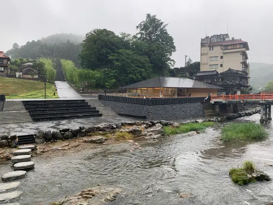 川の周辺は温泉街