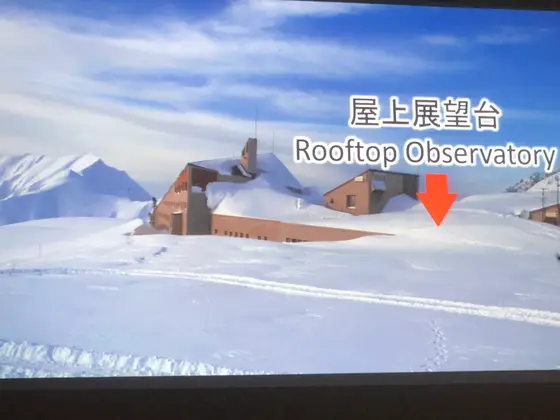 冬季期間、雪の中にホテルは埋もれています（休業中）