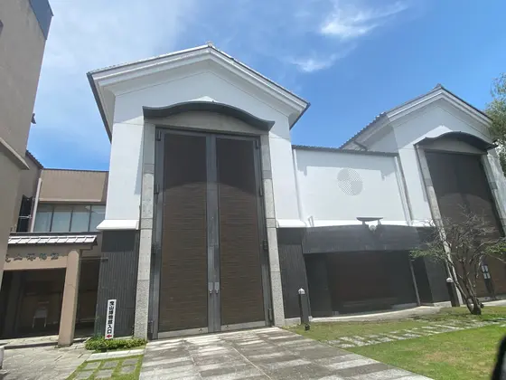 広場の方の入口