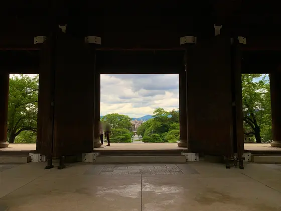 三門裏から参道を眺む