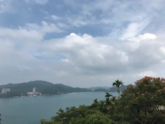 大きな湖の周りにラグジュアリーなホテルが並んでいます