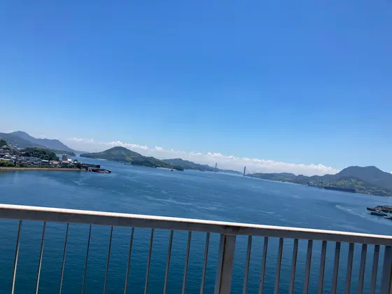 瀬戸内海を眺めながら橋を渡る。