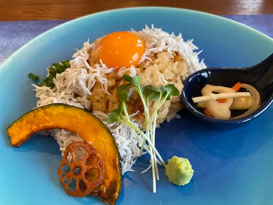 一押しのメニューは、釜揚げシラスがたっぷり乗った「釜揚げしらすプレート(1,480円税込)」