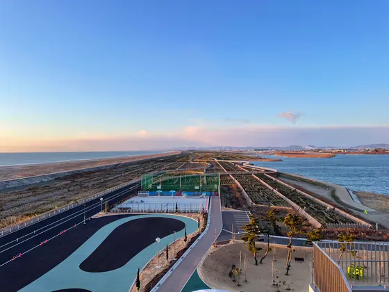 屋上からはスポーツ施設が一望できる