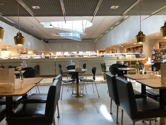 カフェ・アアルト - アカデミア書店内