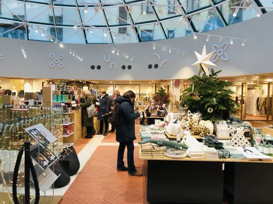 クリスマスシーズンはどのショップも華やか