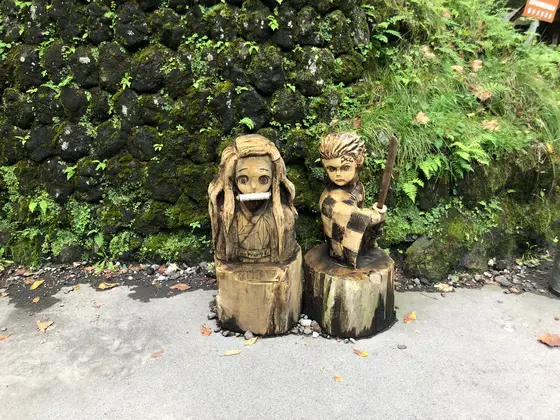 入口の木彫り