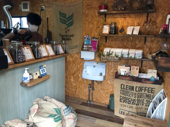 お店の中は1組でいっぱいになります。先客が居る場合は外で待ちましょう