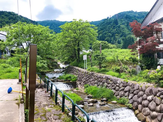 お店の隣の清流