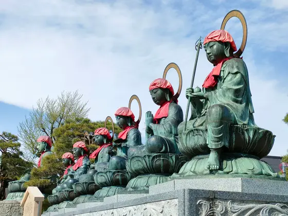 足が出ている六地蔵
