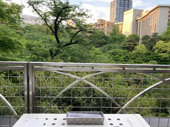 テラス席を予約時に指定出来ます。