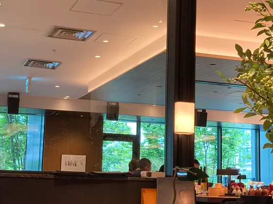 窓際の席はかなり森