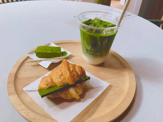 テイクアウトでも座ってゆっくり楽しめます