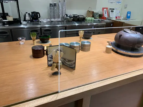 目の前で点ててもらえるお茶は濃くて美味しい