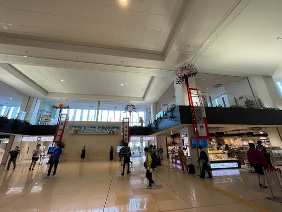 正面の出口を出て、左手に進んだ端に『離島ターミナル直行』バス停があります🚌