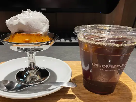 かためのプリン（左）とアイスファストブリュー（右）