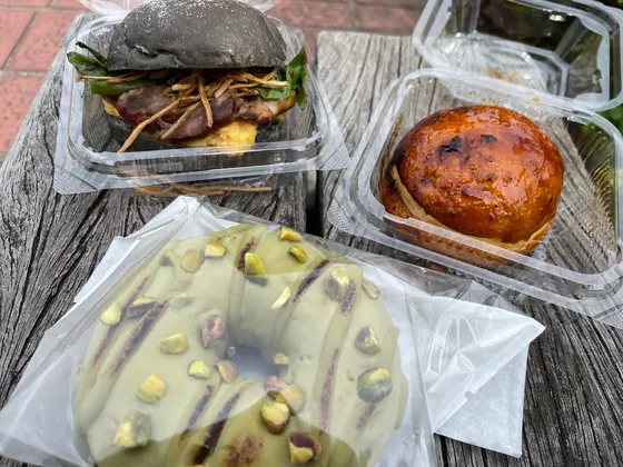 炭火焼焼豚バーガー（左上）、ドーナツ（ブリュレ）（右上）、グロッシー・ショコラ・ピスタチオ（下）