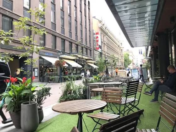 ホテル前はテラス席