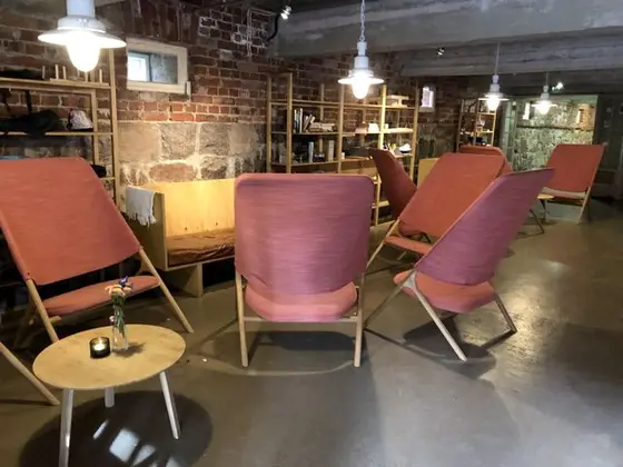 カフェバーは屋内とテラス席も