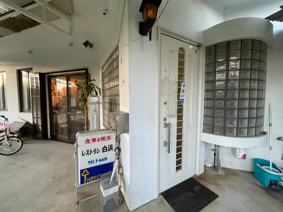 入口は左側じゃなくて右のドアです。