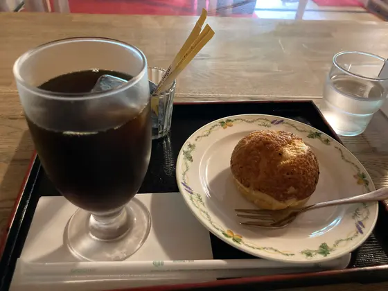 アイスコーヒーとシュークリーム