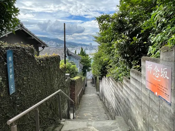 裏の狭い坂道
