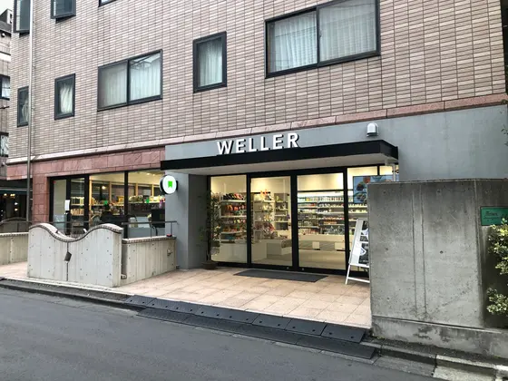 場所はビジネスセンターの真横の路地にあります
