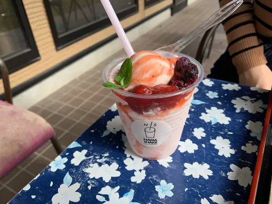 房州完熟いちごの生シェイク 特製 ¥700