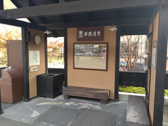 バスはここに着きます。