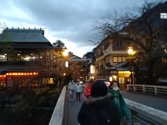黄昏の箱根湯本。