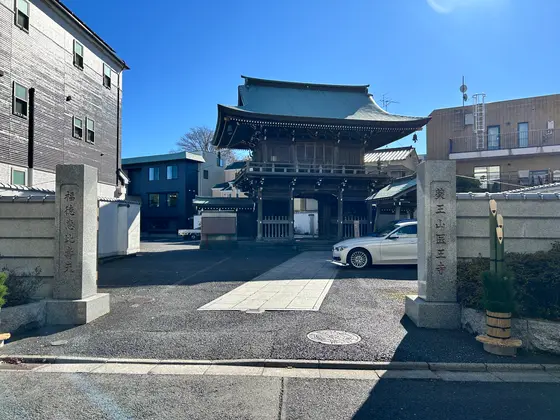 奥に見える黒い建物が御朱印所