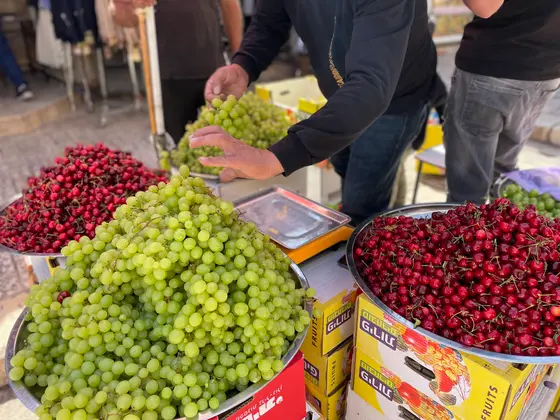 路上でさくらんぼとマスカットを量り売りする店も