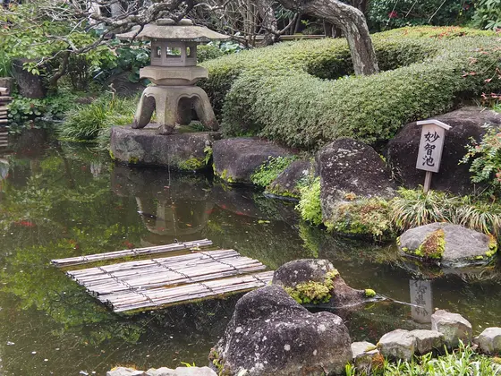 ここから本殿を目指して階段を登ります
