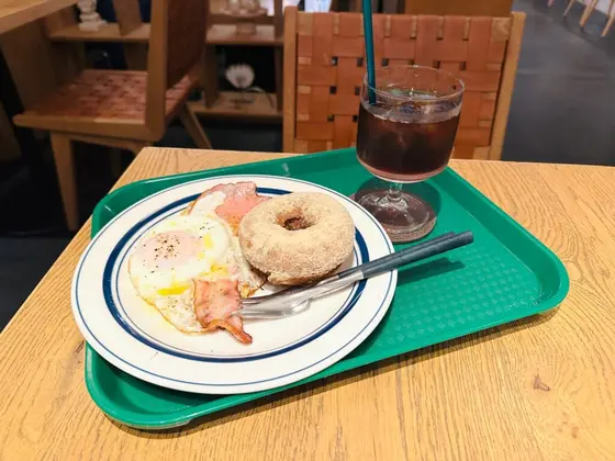 【揚げたてドーナツ、ドリンクセット＋ベーコンエッグ　780円】