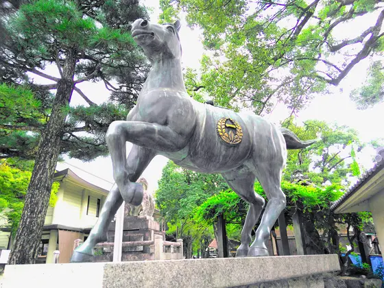 躍動感ある神馬像