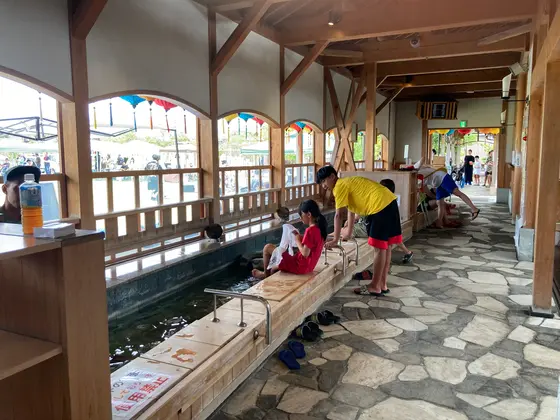 広場が見渡せる長い足湯