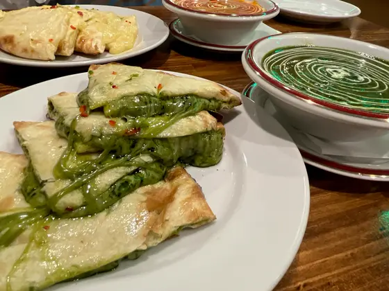 ボリューム満点!!女子2人ならナンはシェアしても良いかも……!?