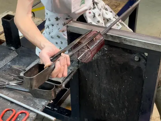 吹きガラス体験などができる