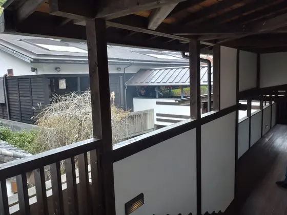 そして建屋の折り重なり