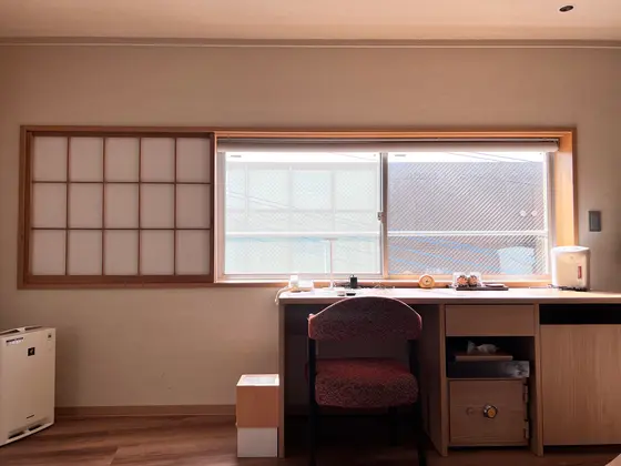 木を基調にしたデザインのお部屋