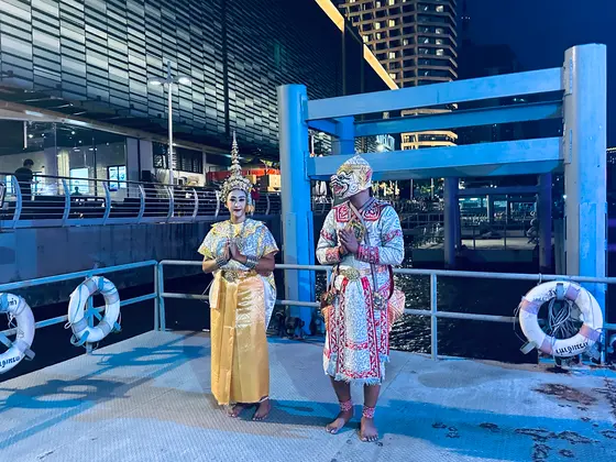 タイ民族舞踊でお出迎え