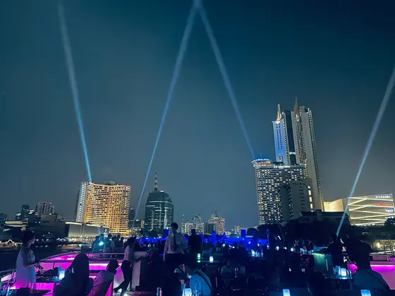 船上一番上では爆音の音楽🎵