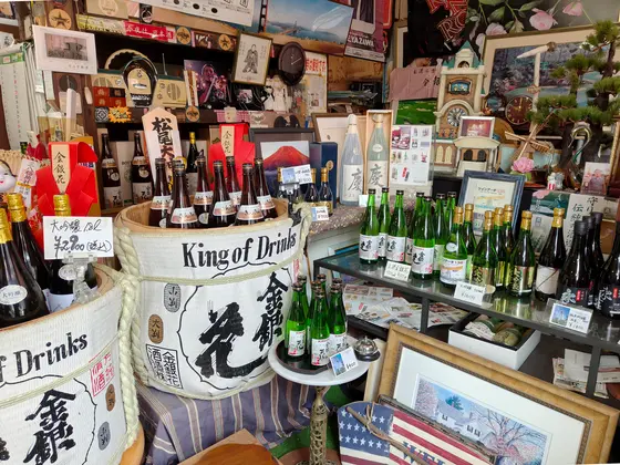 狭すぎる店内