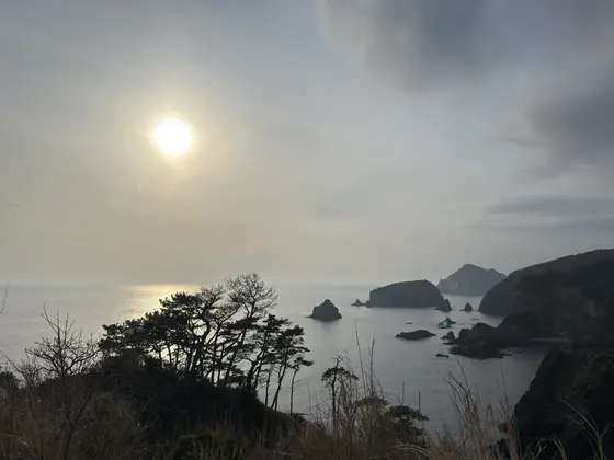 悪天候の中の夕日