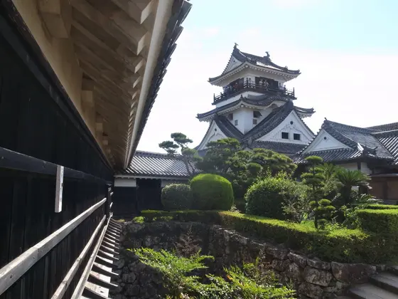 本丸から天守閣をのぞむ