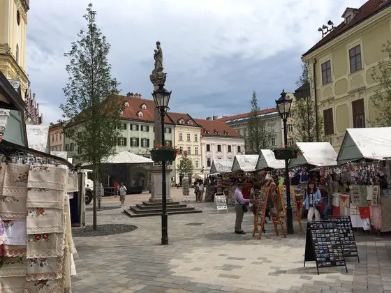 色んなお店が並ぶ